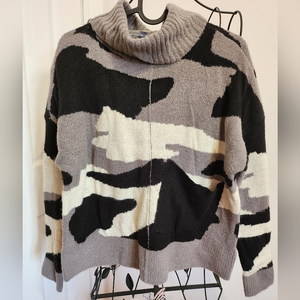 NWOT turtleneck camo‎ sweater